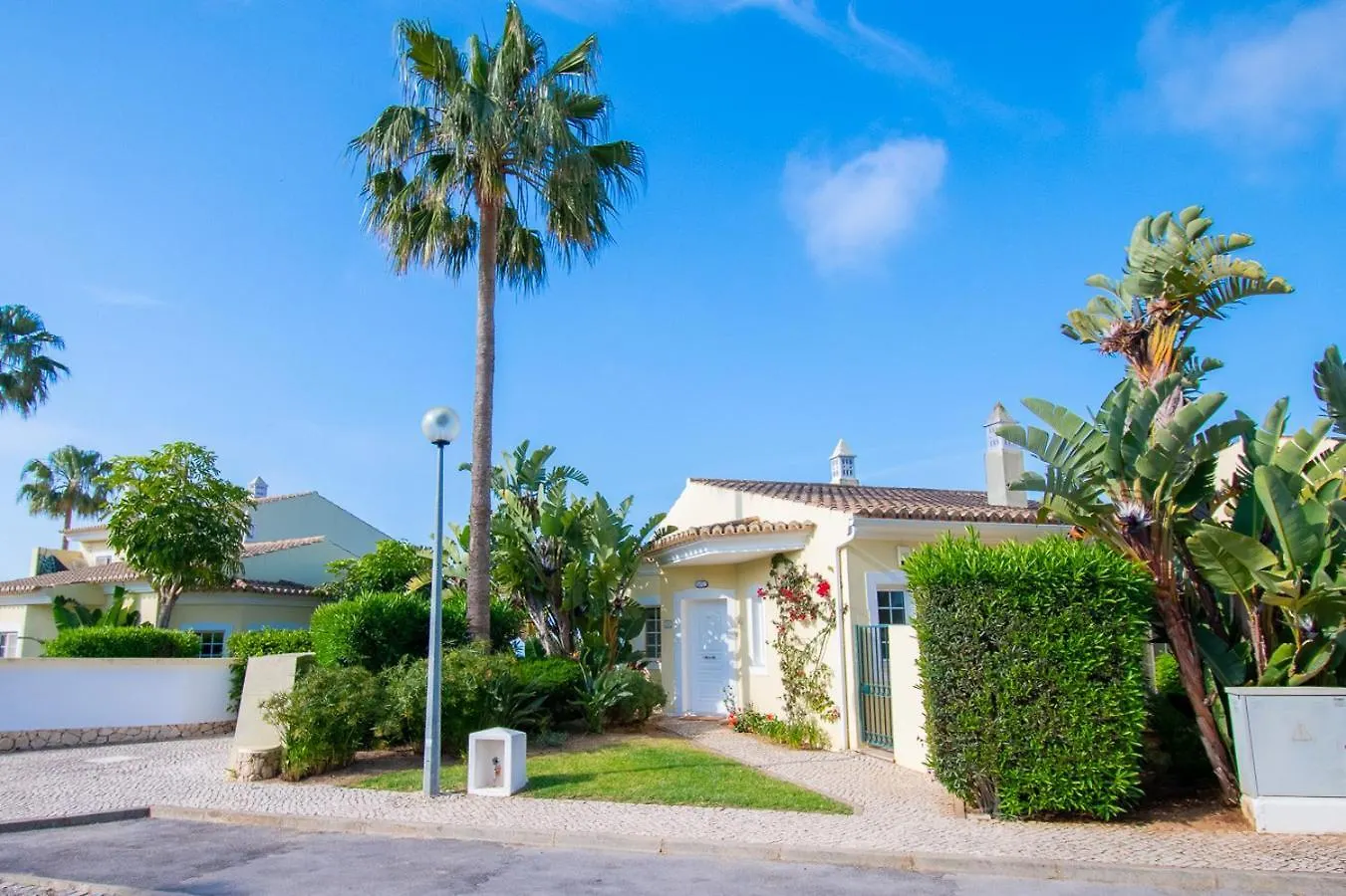 42 Presa Do Moura - Elegant 2-Bedroom Townhouse Carvoeiro  Holiday home