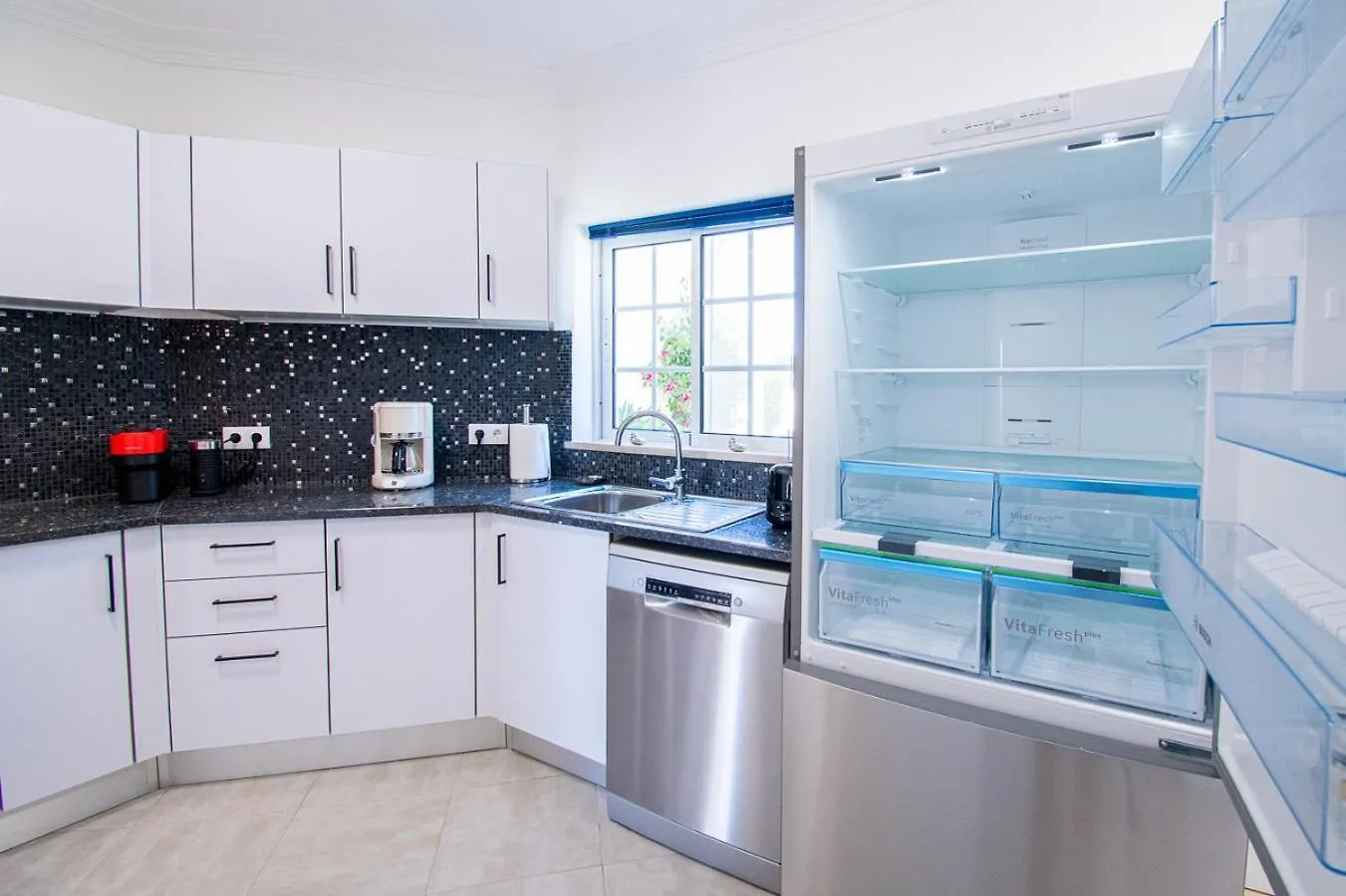 42 Presa Do Moura - Elegant 2-Bedroom Townhouse Carvoeiro  Semesterbostad